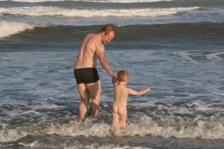 Kris und Marnas in den Wellen